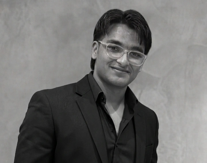 Ar. Varad Mandhani